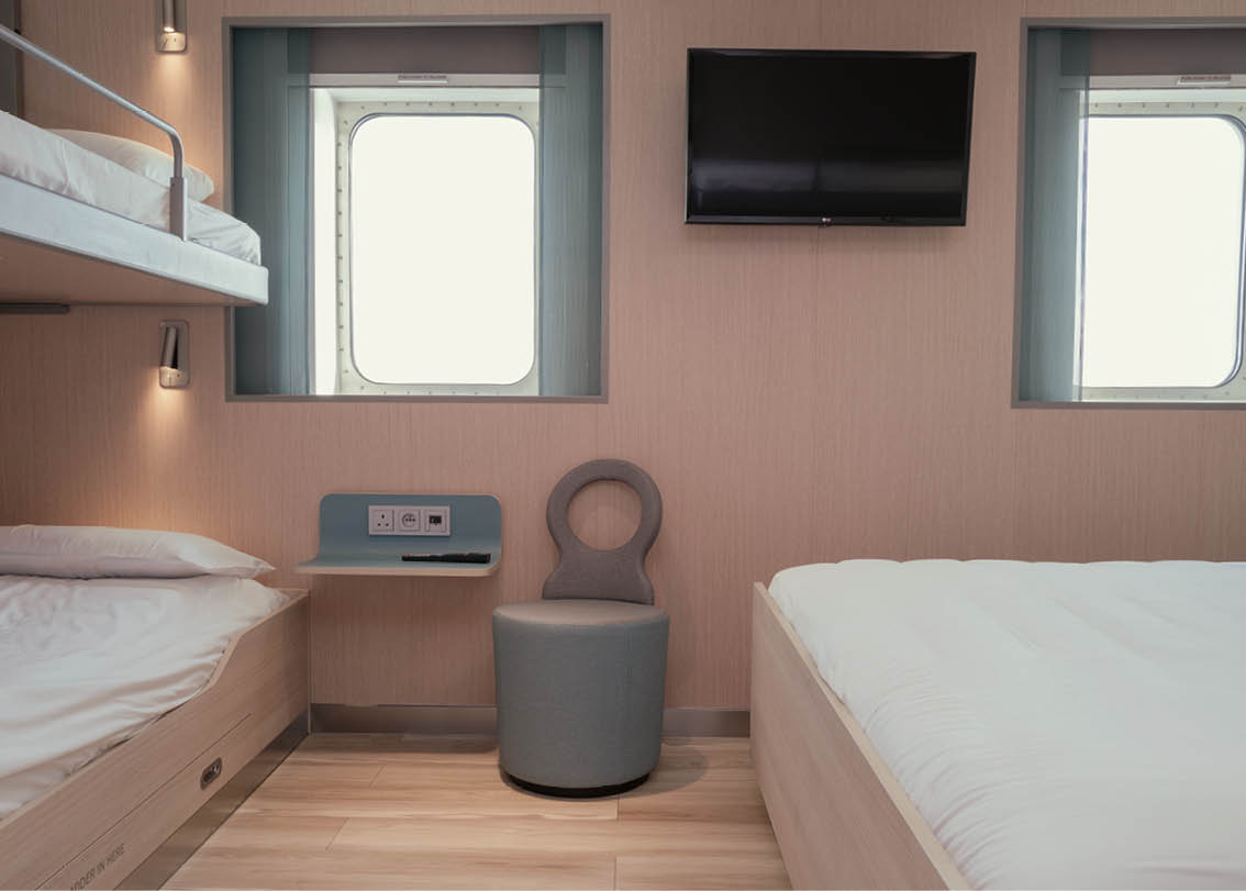 Benjamin Deroche Cabin photoshoot Jan 2025 on board Saint-Malo - 6 Berth Outside Allergy Friendly - 6G Cabin - 6 berth Outside Cabin allergy-friendly. This cabin is a great solution for those looking to travel in bigger parties. With a mixture of beds including a queen-size double this is a practical way to travel with your loved ones. - Cabine familiale (6 personnes) lit double lits jumeaux et lits de jour allergy-friendly. Notre cabine familiale est une solution ideale pour ceux qui souhaitent voyager en groupe.