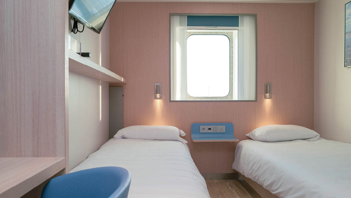 Benjamin Deroche Cabin photoshoot Jan 2025 on board Saint-Malo - 2 Berth Outside Club Allergy Friendly - 2G Cabin - 2 berth Outside Club Cabin allergy-friendly. Our allergy-friendly Club Cabins bring added comfort with tea and coffee making facilities Wi-Fi and video-on-demand included. Additionally every care has been taken to make this cabin allergen-free.- Cabine Club exterieure (2 personnes) lits jumeaux allergy-friendly. Nos cabines Club adaptees aux personnes sensibles aux allergies offrent un confort supplementaire grace au plateau de the et de cafe au WiFi et a la video a la demande.