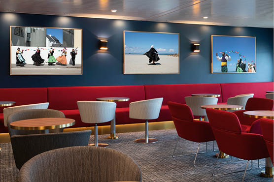 Saint-Malo Klunderbie Photoshoot Jan 2025. Rights restricted to: Press BF on-board screens Voyage magazine BF website/emails Websites where artists are involved Art on board leaflets Onboard panels *In case of use in BF promotions in other outside publications/ use for other marketing then the agreed upon this will be negotiated for separately and per image. After the agreed upon period an eventual renewal needs to be discussed with the author. Saint-Malo - Port Side Forward Lounge - Salon avant babord - Salon - Lounge - tableau - photographie - Bretagne - Tradition - hublot - vue mer - costume traditionnel - detente