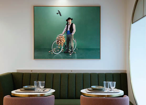 Saint-Malo Klunderbie Photoshoot Jan 2025. Rights restricted to: Press BF on-board screens Voyage magazine BF website/emails Websites where artists are involved Art on board leaflets Onboard panels *In case of use in BF promotions in other outside publications/ use for other marketing then the agreed upon this will be negotiated for separately and per image. After the agreed upon period an eventual renewal needs to be discussed with the author. Saint-Malo - Le Jardin - restaurant - gastronomie francaise - french cuisine - art - painting - tableau - Bretagne - produits locaux - costume traditionnel - tradition - oignon rose de Roscoff - Jean-Marc Roue