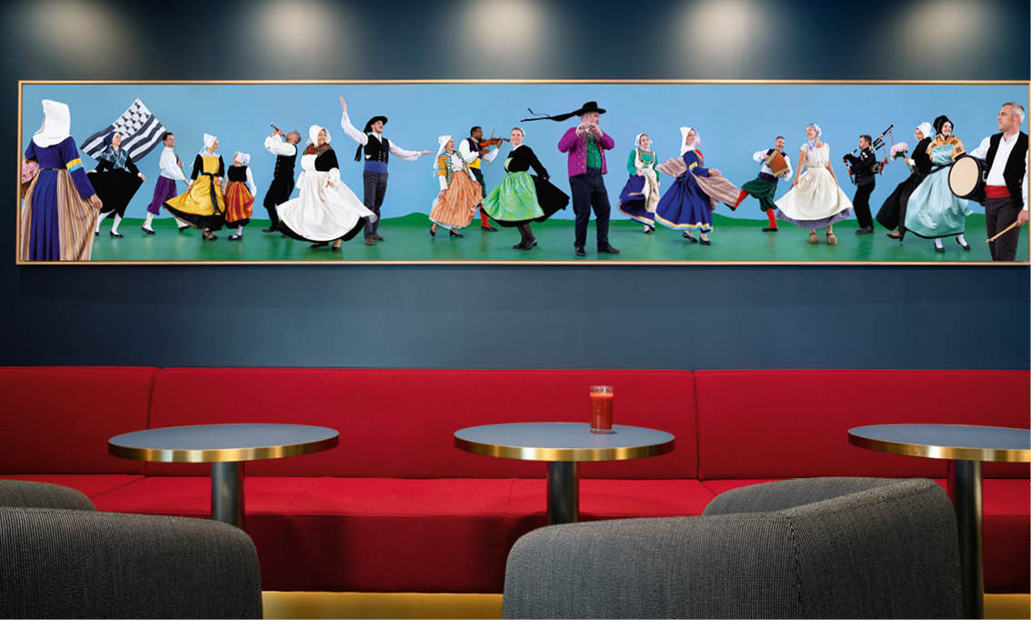 Saint-Malo Klunderbie Photoshoot Jan 2025. Rights restricted to: Press BF on-board screens Voyage magazine BF website/emails Websites where artists are involved Art on board leaflets Onboard panels *In case of use in BF promotions in other outside publications/ use for other marketing then the agreed upon this will be negotiated for separately and per image. After the agreed upon period an eventual renewal needs to be discussed with the author. Saint-Malo - Bar - Art - Bretagne- culture - tradition - musique danse et costumes traditionnels - tableau